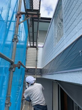 千葉県船橋市にて外壁塗装工事　～屋根塗装完了・外壁下塗り～