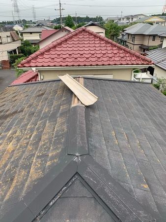 佐倉市にて雨漏りによる棟板金の応急処置